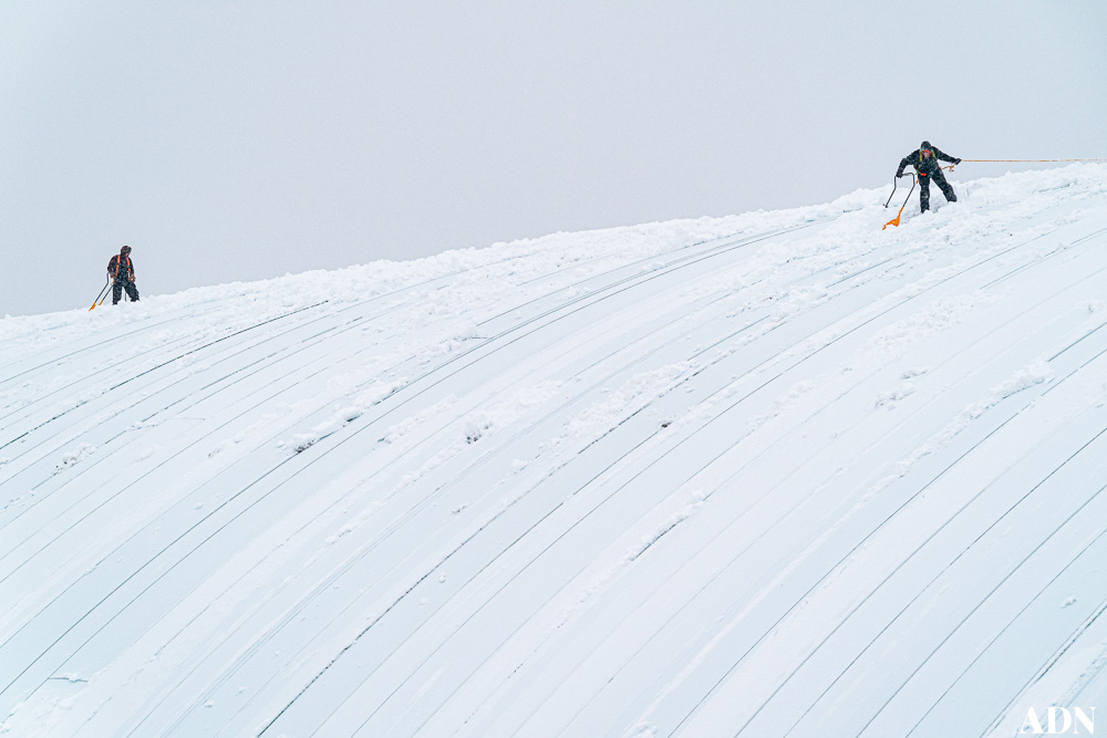 lorenholmes's tweet photo. A crew removes snow from the roof of the Dome on Wednesday, Dec. 7, 2022 in Anchorage. The inflatable roof of the indoor sports venue collapsed in January 2017 after snowstorm dropped over 12 inches of snow. https://t.co/bI7ZPSR1Qr