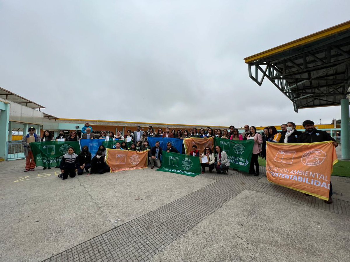 daem_stodomingo's tweet photo. 5 establecimientos educacionales de @santodomingocl reciben #CertificaciónMedioambiental en niveles intermedio y ♻️🌱🌎 Escuelas: El Convento, Escuela Bucalemito y Claudio Vicuña. Jardines Infantiles: Los Maitenes y Madre Tierra. 💚✅♻️💚 https://t.co/RPNyKD9q7a