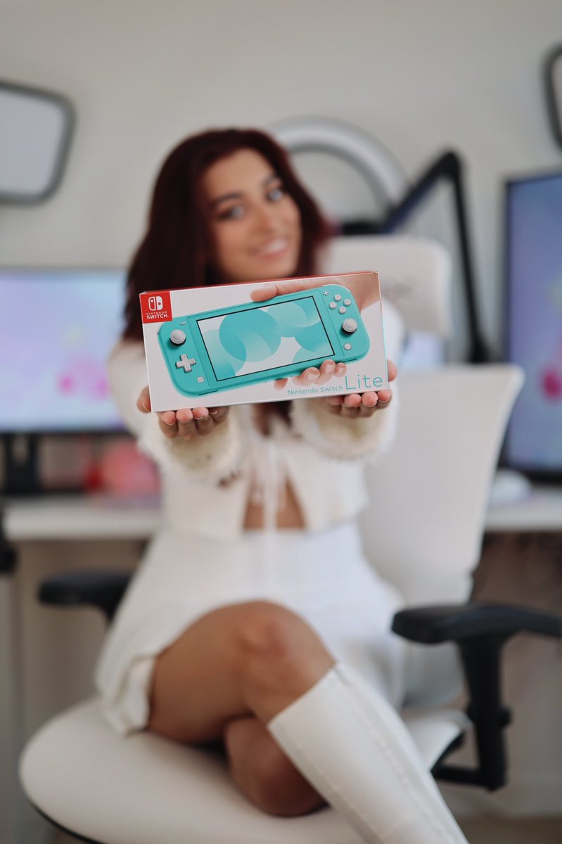 officialslayeas's tweet photo. FIRST SLAYMAS GIVEAWAY IS TODAY!!! starts at 4pm pst :) see you there https://t.co/7qHTPajFXQ https://t.co/9scQZLJ2Qm