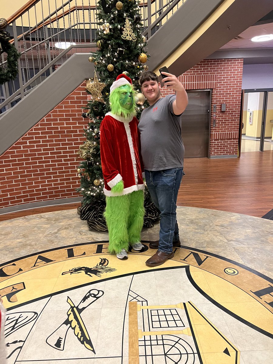 BehindtheCampus's tweet photo. When Dr Grinch shows up and it’s a perfect fit! 
#NOcellphones!!!! https://t.co/f8UiaPoQll