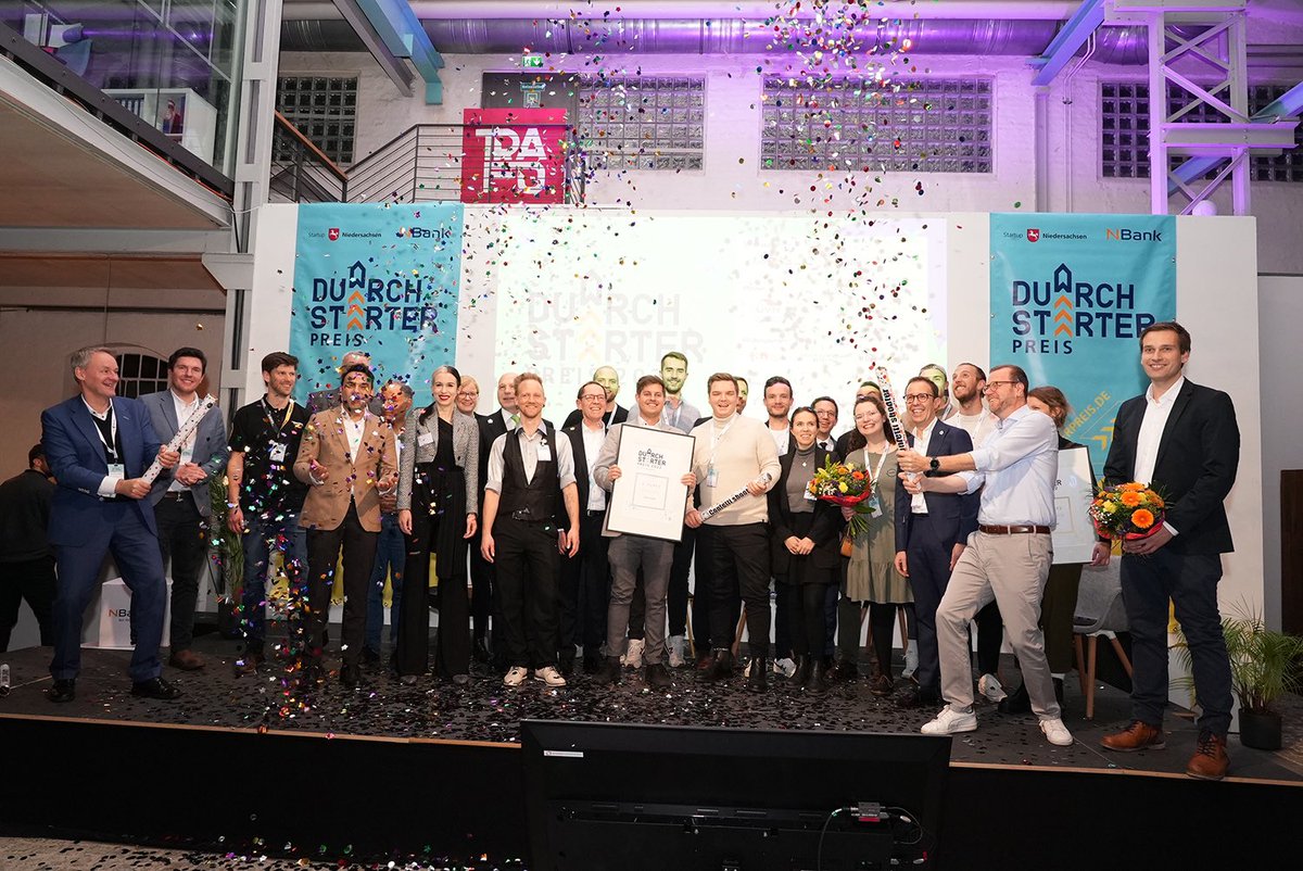 tuevnord's tweet photo. Ein toller Abend im TRAFO Hub in der @Stadt_BS mit vielen spannenden #Startup-Projekten in #Niedersachsen und würdigen #Durchstarter-Preisträger:innen. Am Schluss an den Konfettikanonen: Natürlich unsere Kollegen Dietmar C. Schlößer und @Unter_3 - war ja klar 😄🎉
@nbank_de https://t.co/4HyyS9Lr0X