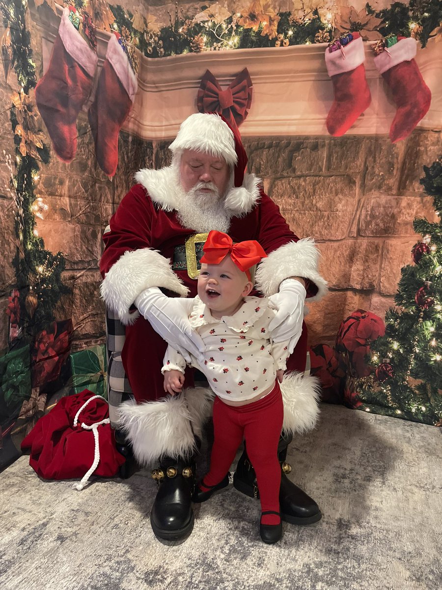 _summerica's tweet photo. Clearly, Santa is a pretty funny fellow https://t.co/DYs7tb7tMr