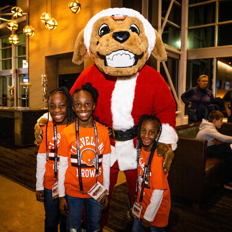 Browns's tweet photo. We had an amazing time with the next generation of #Browns fans last night!

Milk &amp; Cookies with the Rookies courtesy of @adamideast was a big success🥛🍪 

Check out the pics from yesterday's event ⤵️