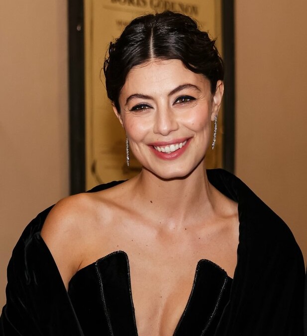 NEWS: Il 7 dicembre Alessandra Mastronardi è stata ospite alla Prima del <a href="/teatroallascala/">Teatro alla Scala</a> di Milano 2022. L'attrice, meravigliosa e accompagnata dal fidanzato Gianpaolo, ha indossato un abito firmato <a href="/armani/">Armani</a> Privé: bit.ly/AM-Scala

#Scala #TeatroAllaScala #PrimadellaScala