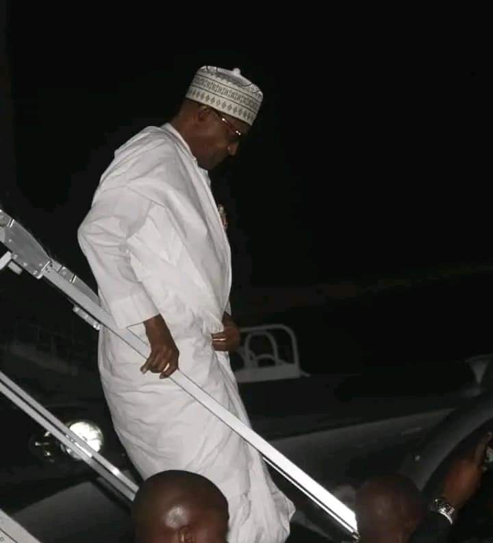 JaafarUmarAbba's tweet photo. Tonight, President @MBuhari Has Just Landed In Daura His Home Town, For a Four Days Leave, In Katsina State.

#PMBInDaura https://t.co/SL3H8CbkEm