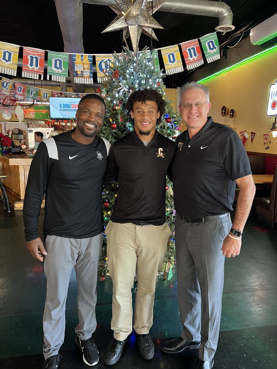 TroyFordJr2's tweet photo. Grateful to have my Coaches (family) come into the 912 for a visit!🖤⚔️⚔️ @CoachGusMalzahn @T_WILL4REAL @UCF_Football https://t.co/dXZPKOYdKH