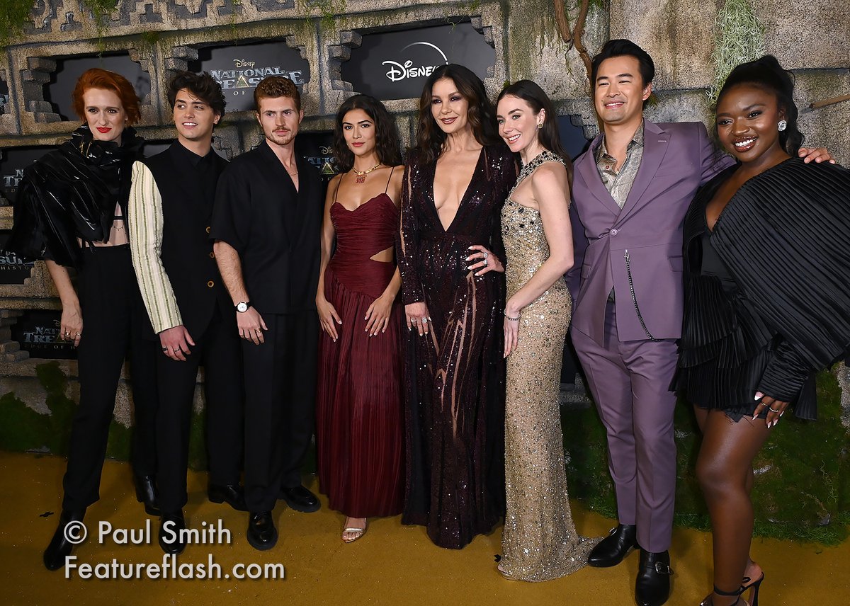 Featureflash's tweet photo. #CatherineZetaJones  &amp; cast at premiere of @DisneyPlus #NationalTreasureEdgeofHistory Photo: Paul Smith / https://t.co/ujg1bkvxEp ⚡ #BreedaWool #AntonioCipriano #JakeAustinWalker #LisetteOlivera #LyndonSmith #JordanRodrigues #ZuriReed #NationalTreasure @DisneyNT https://t.co/UEFyyjfa11