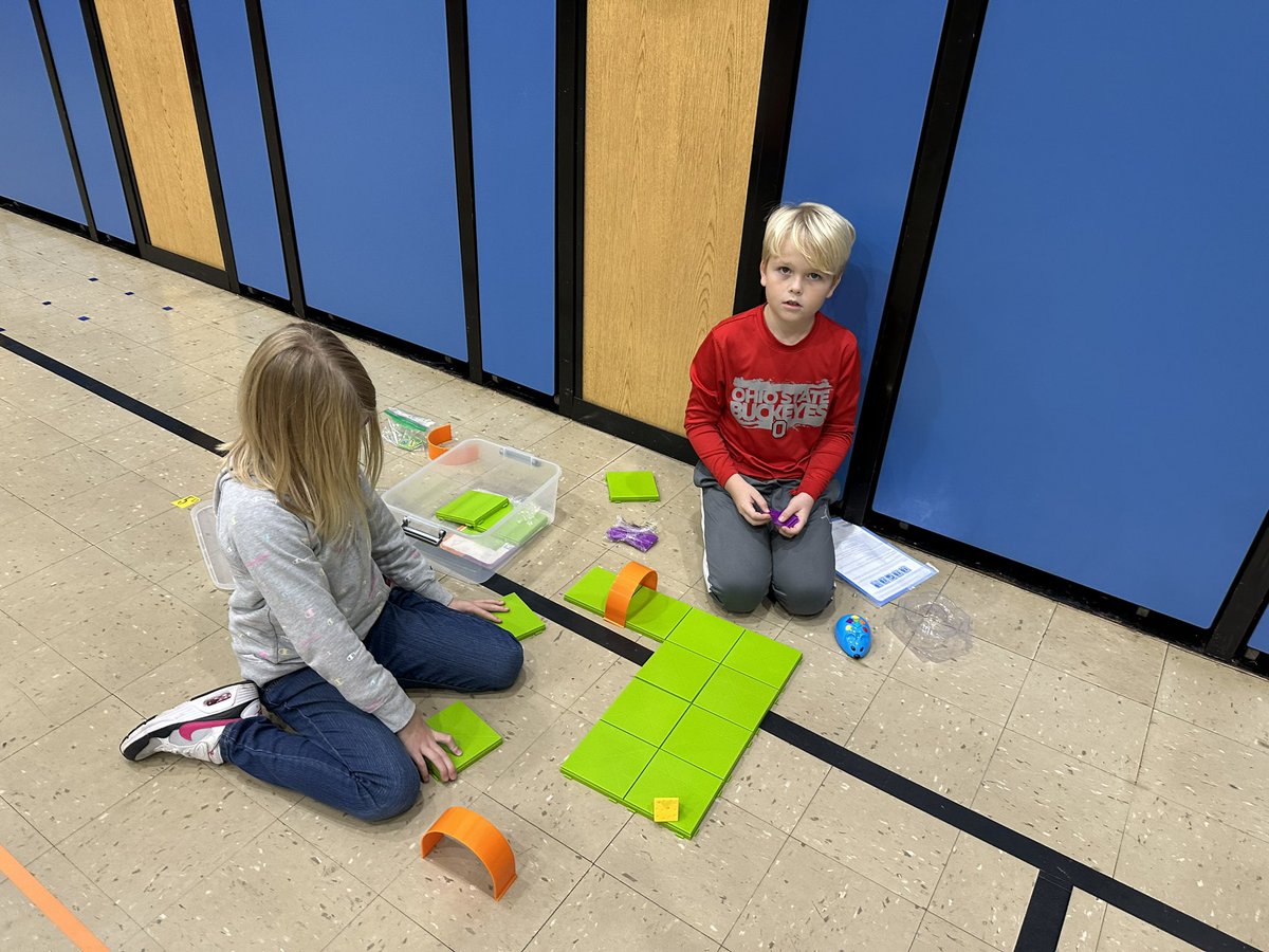 BundrenCandace's tweet image. #HourOfCode continues with our 3rd grade friends! Coding #robotics! @WonderWorkshop #codeandgomouse #botley #codingcritters #TrojanTrue #CSforAll