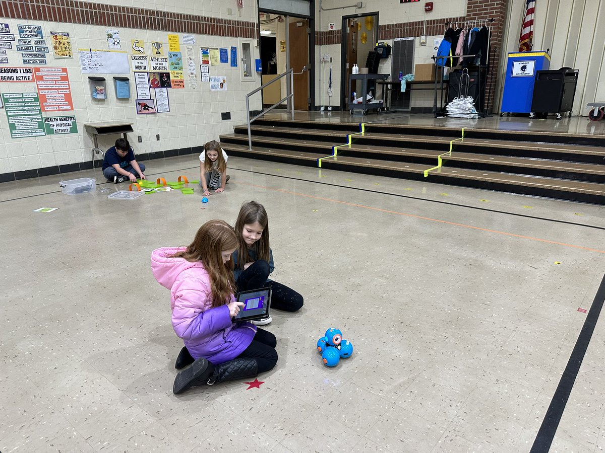 BundrenCandace's tweet image. #HourOfCode continues with our 3rd grade friends! Coding #robotics! @WonderWorkshop #codeandgomouse #botley #codingcritters #TrojanTrue #CSforAll