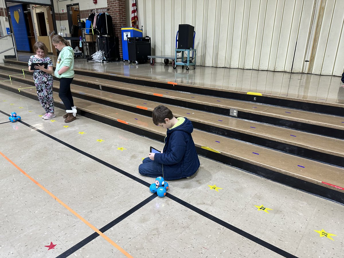 BundrenCandace's tweet image. #HourOfCode continues with our 3rd grade friends! Coding #robotics! @WonderWorkshop #codeandgomouse #botley #codingcritters #TrojanTrue #CSforAll