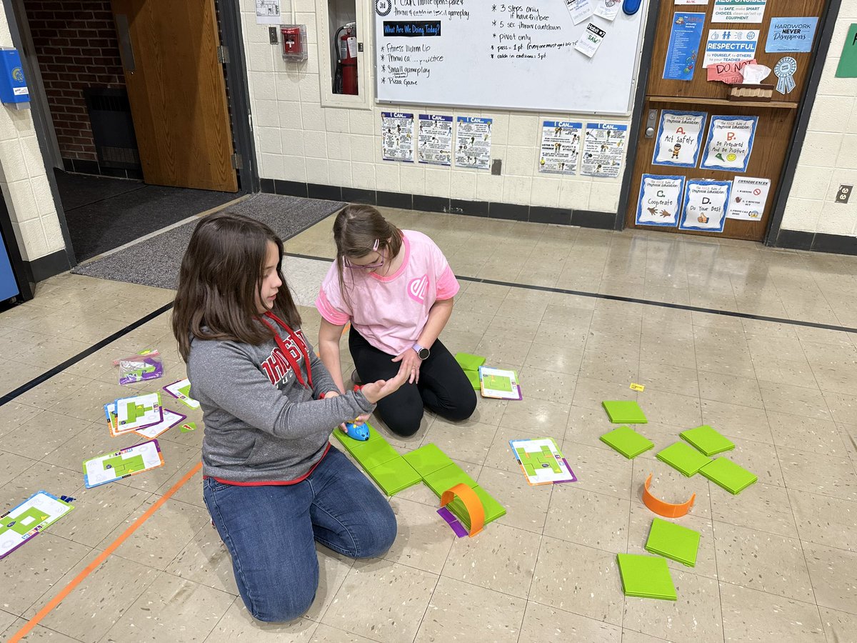 BundrenCandace's tweet image. #HourOfCode continues with our 3rd grade friends! Coding #robotics! @WonderWorkshop #codeandgomouse #botley #codingcritters #TrojanTrue #CSforAll
