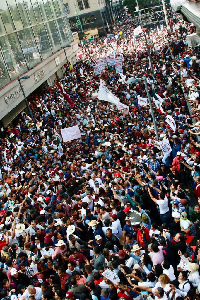 MissSunshine4's tweet photo. Acá no somos Perú 🇵🇪 fachos de mierd@, Andrés Manuel @lopezobrador_ tiene mucho pueblo que siempre lo respalda. 
Por si pensaban que podían hacer algo similar nomás les digo:

Acá si ruge el 🐅 y ruge fuerte. ¡Viva México! 🇲🇽 ¡Viva Andrés Manuel López Obrador! https://t.co/w8mccT7G5p