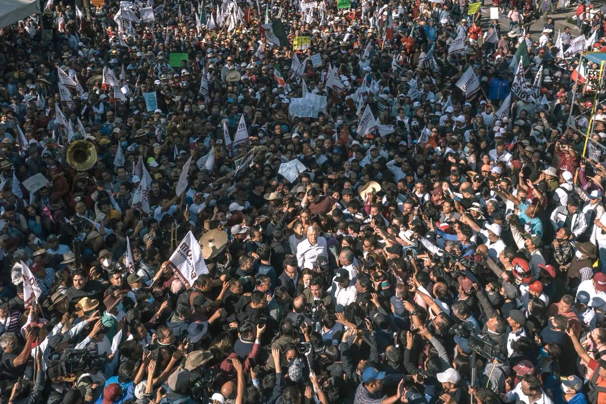 MissSunshine4's tweet photo. Acá no somos Perú 🇵🇪 fachos de mierd@, Andrés Manuel @lopezobrador_ tiene mucho pueblo que siempre lo respalda. 
Por si pensaban que podían hacer algo similar nomás les digo:

Acá si ruge el 🐅 y ruge fuerte. ¡Viva México! 🇲🇽 ¡Viva Andrés Manuel López Obrador! https://t.co/w8mccT7G5p