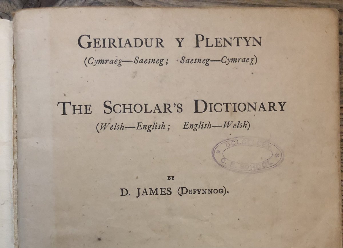 MeiMacHuws's tweet photo. Llamhidydd i mi erioed ydi dolffin (neu ‘porpoise’ Saesneg). Dyna ddwêd Geiriadur y Brifysgol hefyd. Ond mewn hen eiriadur i blant o 1942 ‘llamidydd’ ydi ‘kangaroo’! #difyr https://t.co/pxVH1Ephxb