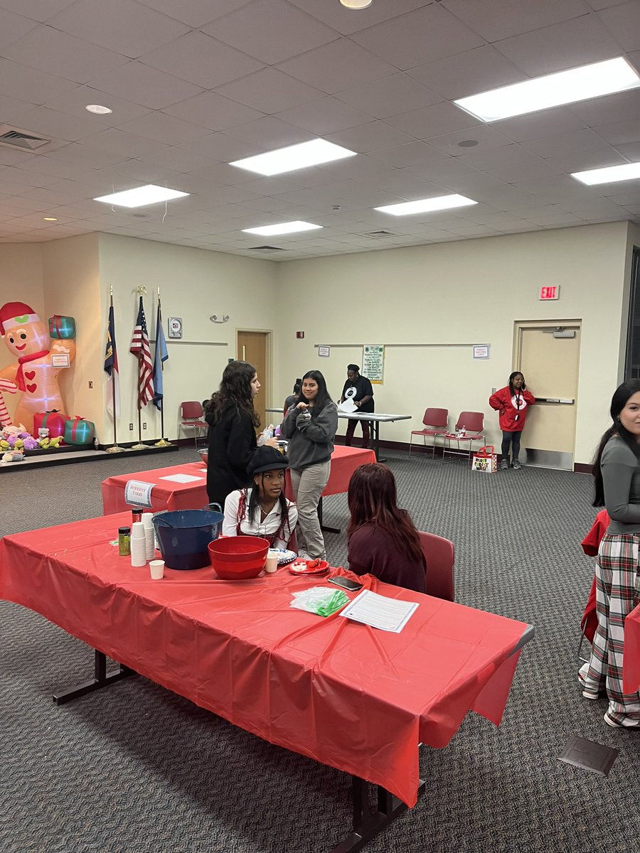 creddings_katie's tweet photo. LEC volunteering at Santa Night with Partnership for Children and families. @LEC_CCCC  @leecountypfcf https://t.co/f65qaI1eL4