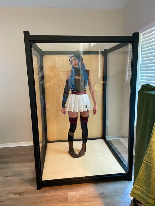 finally caught one of those "alt gfs" yall talk about. What do i feed it https://t.co/qdzqLEUor2