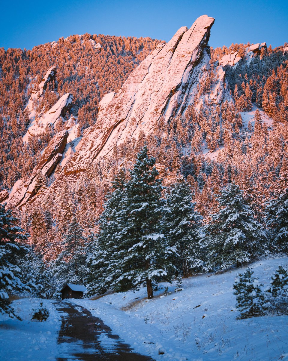 Fr33Water's tweet photo. Will it be a white Christmas? It's actually quite rare for us to have a white one here in Colorado...
Anyways, here's some pink alpine glow on @bouldercolorado @CUBoulder Boulder's Third Flatiron at sunrise. #boulder #mountains #alpineglow #sunrise #outtherecolorado https://t.co/5RBbXojO7h