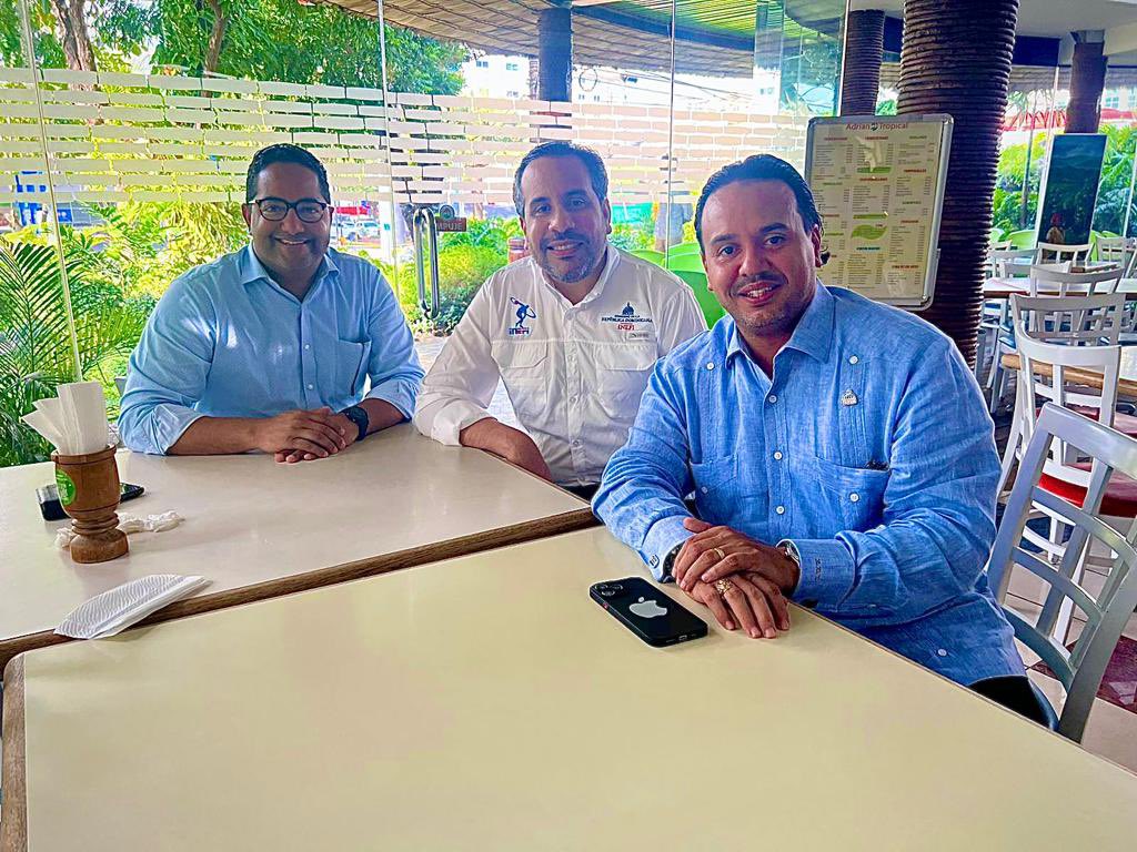 ARenLosDeportes's tweet image. Guiados por las acciones de nuestro compañero presidente @luisabinader que nos dijo: “cerca de la gente, escuchen a las personas y resuelvan sus solicitudes”. 🙏👍👏