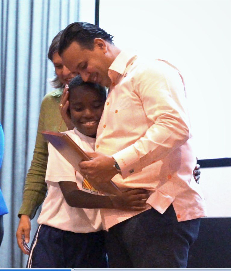 ARenLosDeportes's tweet image. Guiados por las acciones de nuestro compañero presidente @luisabinader que nos dijo: “cerca de la gente, escuchen a las personas y resuelvan sus solicitudes”. 🙏👍👏