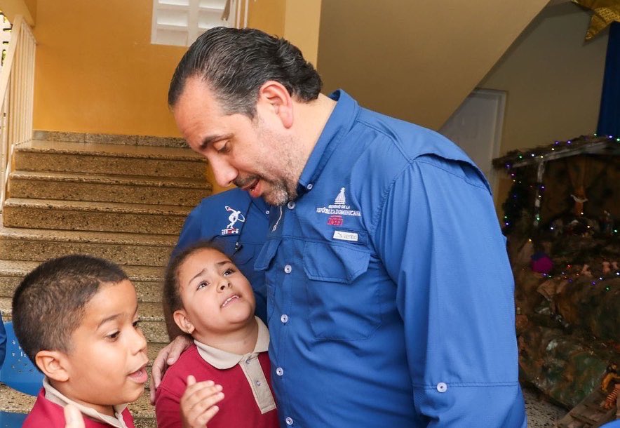 ARenLosDeportes's tweet image. Guiados por las acciones de nuestro compañero presidente @luisabinader que nos dijo: “cerca de la gente, escuchen a las personas y resuelvan sus solicitudes”. 🙏👍👏