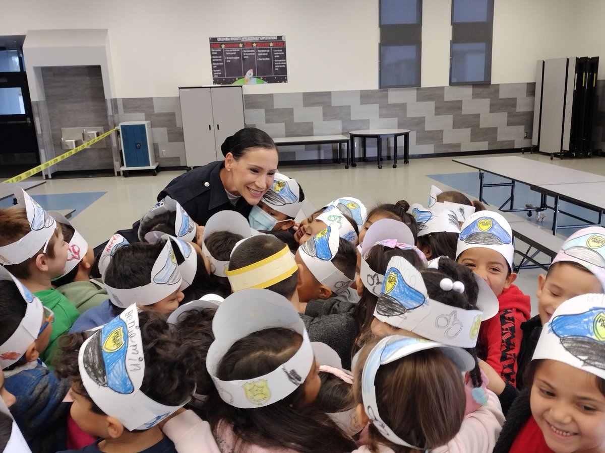 Thank you @vvusdpdOfficer1 for coming to <a href="/Columbia_VVUSD/">Columbia Elementary</a> and talked to our kinder scholars about your career.  <a href="/WendyNumata/">Wendy Numata</a> <a href="/misschristi25/">Christi Longoria</a>