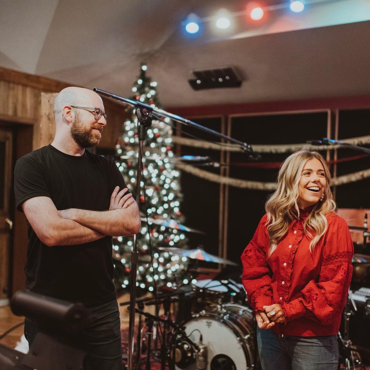 Annewilsonmusic's tweet photo. I had the best time writing #TheManger with two of my good friends, @matthew_west and Jeff Pardo. Today Iβm sharing my favorite lyric from the song, along with the one and only Jeff Pardo over on https://t.co/J9N2zaXBVF!! π€#AHeyGirlHoliday https://t.co/FcrXTLnO19