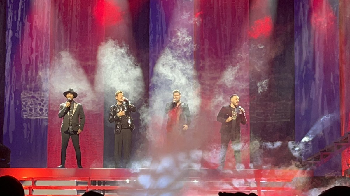 HelenxMarie's tweet photo. Finally, after 22 years, I got to see @officialblue LIVE!!! 🤩❤️🌟😍 Totally worth the wait!! Loved every song!! Fair play, it was everything I had imagined it would be! Thank you @HelloTomDyer for the amazing gift 🥰🎁 #love #childhooddream #Fangirl https://t.co/5dy9WH5KWE