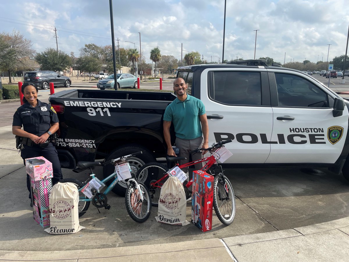 houstonpolice's tweet photo. Office of Community Affairs Officer Laura Lawrence and Mabrie Memorial Mortuary partnered up to give a special boy and girl some items off their Christmas wish list, straight from the North Pole.  Thanks Texans YMCA for letting us show our holiday spirit. 

#RelationalPolicing https://t.co/xiyXEktACV