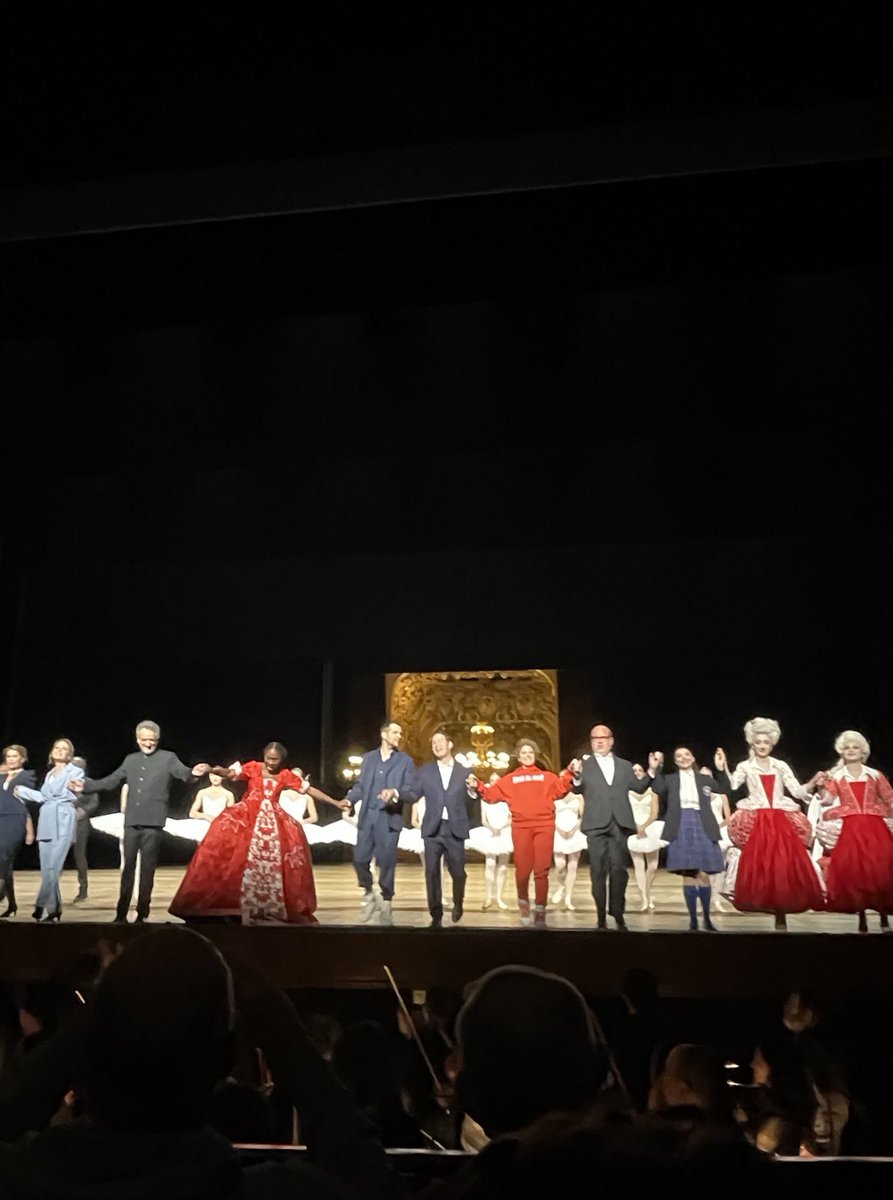 twitti100's tweet photo. Le Nozze di Figaro at Palais Garnier tonight: Mozart‘s masterpiece masterfully performed by @GeraldFinley, @jeaninedebique, #MiahPersson and #LucaPisaroni! @operadeparis https://t.co/lxEDaLtrG4