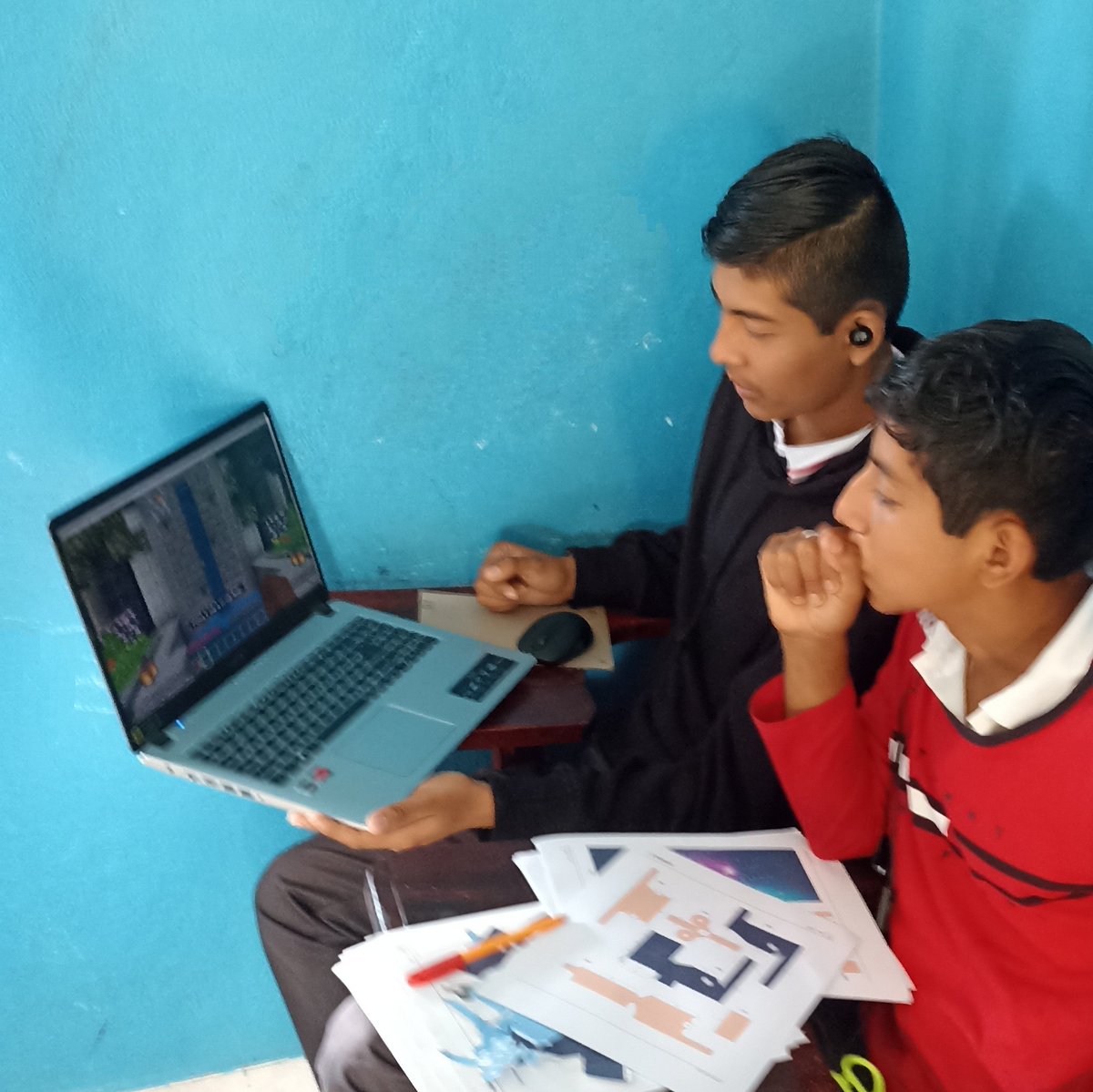 30eth0598s's tweet photo. Students doing activities in MinecraftEdu for the week of computer science. @PlayCraftLearn @MicrosoftEDU @MSFTEducacion 
#Tebaev #HourOfCode https://t.co/qB60TBUKae