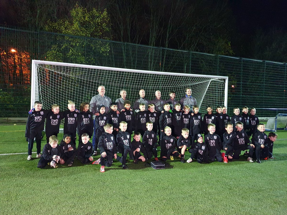 LAFC2015's tweet photo. Massive thank you to @LtdEcg for sponsoring our 2015’s training kit, and coaches jumpers. This wouldn’t be possible without your kind donation🙌🏼😁

Players and Coaches Christmas Day out on Sunday, then our final session of the year on Wednesday🎅🏼🎁 https://t.co/ClSmNk59qL