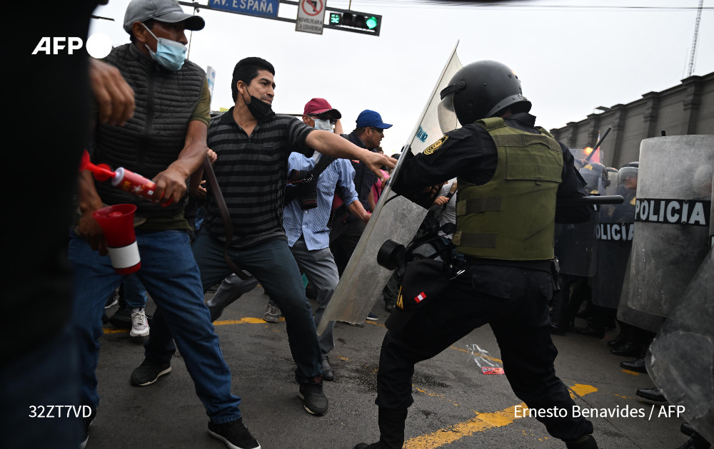 La fiscalía de Perú anunció la detención del destituido Pedro Castillo por el delito de rebelión luego de su intento fallido de disolver el parlamento #AFP