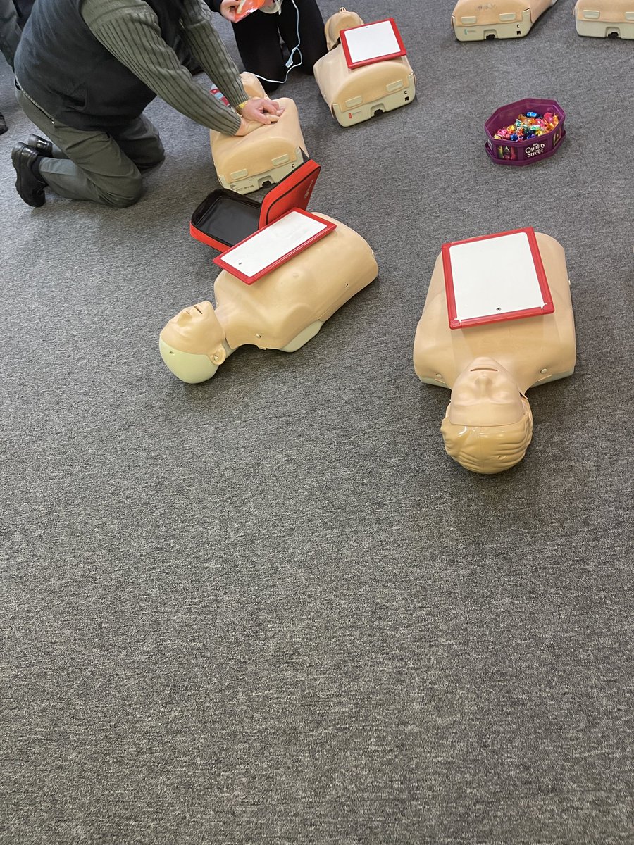 Another training session for <a href="/TSB_SJA/">Totterdown South Bristol St John Ambulance</a> volunteers
Concept:
1) teams answer 3 quiz qs correctly to win a choc + a mystery ‘pt’ requiring treatment(all Christmas injuries this week)
2) first team to successfully treat 5 pts win the rest of the chocolates
✅fun
✅learning
✅festive🎄