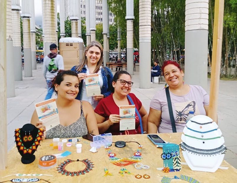 Orlandojza's tweet photo. Estamos acompañando a nuestros emprendedores en el Parque de las Luces donde ofrecen todos sus productos. El Banco de los Pobres + Oportunidades te ayuda al fortalecimiento de tu negocio. 🚀#MedellínFuturo https://t.co/ItYoDUfxqz