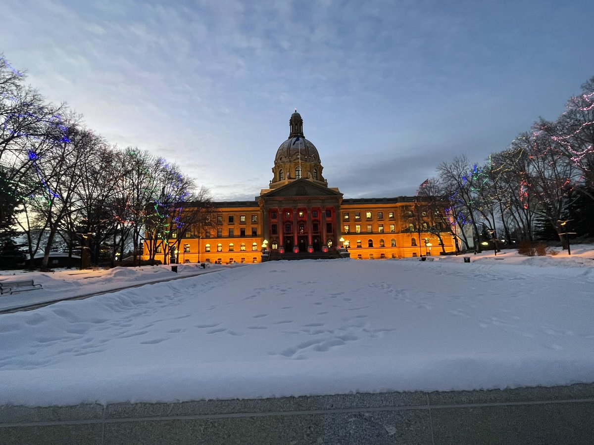 bildlethbridge's tweet photo. Early morning at #ableg for a full day of meetings and QP. Talking about land use, labour and skill trades, and working in collaboration with other #yql businesses and organizations. #teamlethbridge #yql https://t.co/RnlfJOIsLA