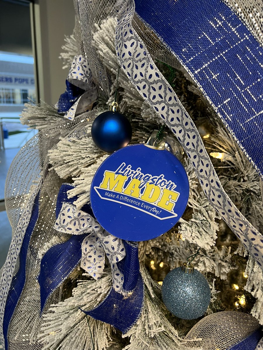 Khyde3428's tweet photo. Putting the final touches on the tree! @GoBucsSJHS is ready for Santa! #LivingstonMADE @JoeMurphylpsb @TeryGriffin @wppitcher22 https://t.co/ctwHwz99sj
