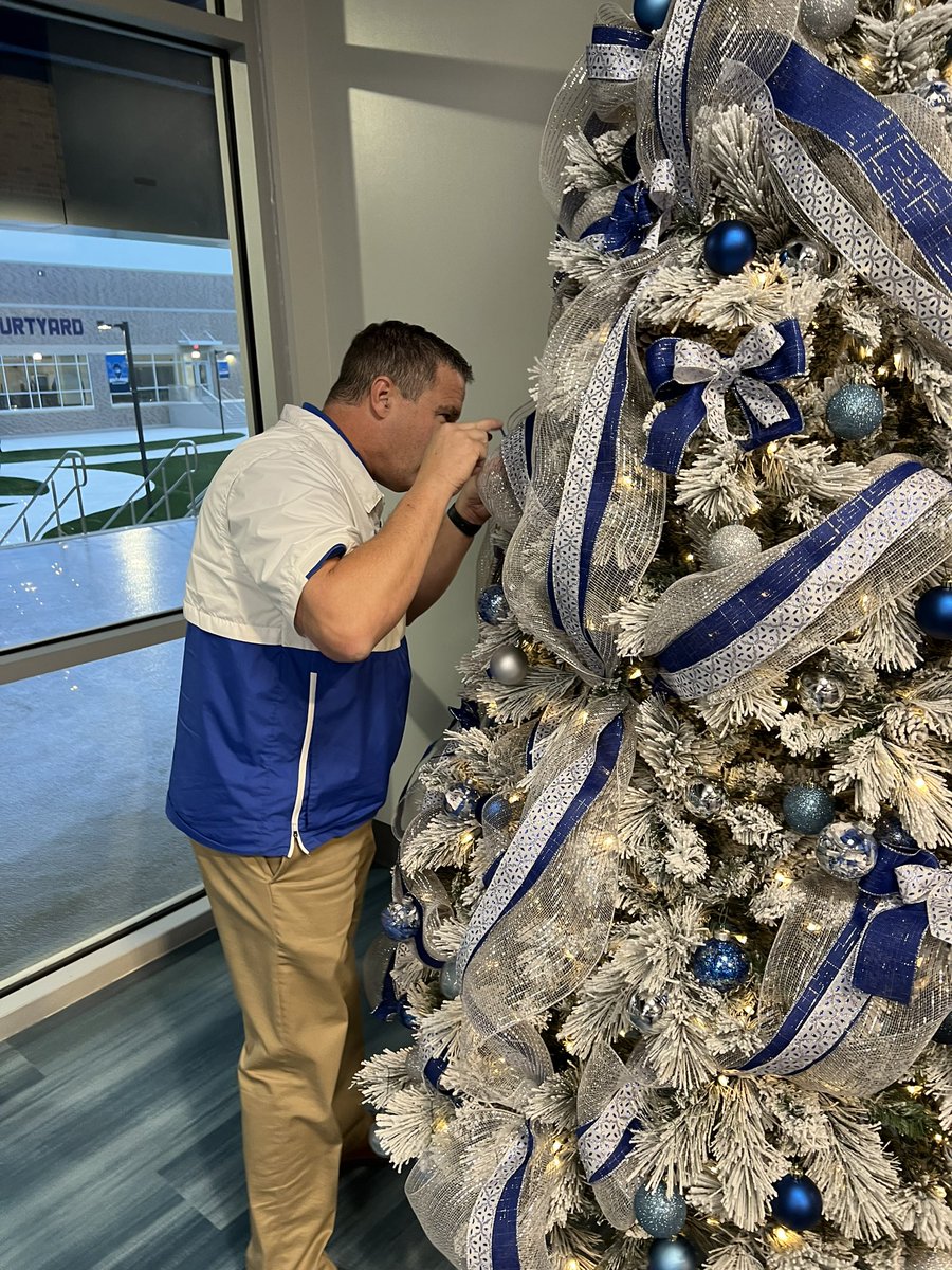 Putting the final touches on the tree! <a href="/GoBucsSJHS/">Southside Jr. High</a> is ready for Santa! #LivingstonMADE <a href="/JoeMurphylpsb/">Joe Murphy</a> <a href="/TeryGriffin/">Terry Griffin</a> <a href="/wppitcher22/">Wes Partin</a>