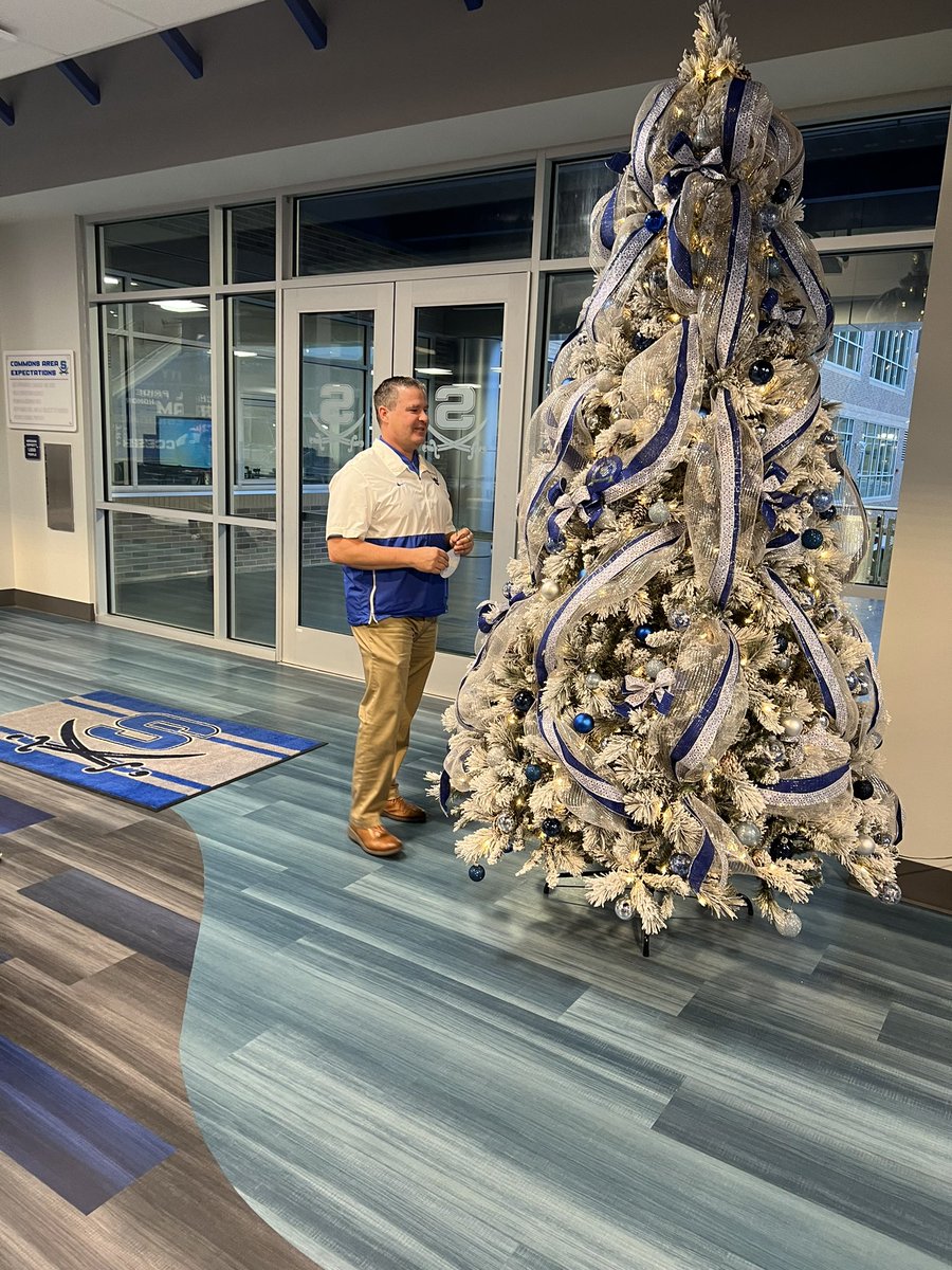 Khyde3428's tweet photo. Putting the final touches on the tree! @GoBucsSJHS is ready for Santa! #LivingstonMADE @JoeMurphylpsb @TeryGriffin @wppitcher22 https://t.co/ctwHwz99sj