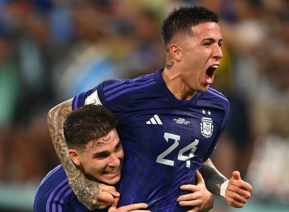 juliscarp_'s tweet image. – Papá, ¿por qué mi hermana se llama Rosa?
– Porque tu mamá ama ese color, hijo.
– Gracias, papá.
– De nada, Enzo Julián.