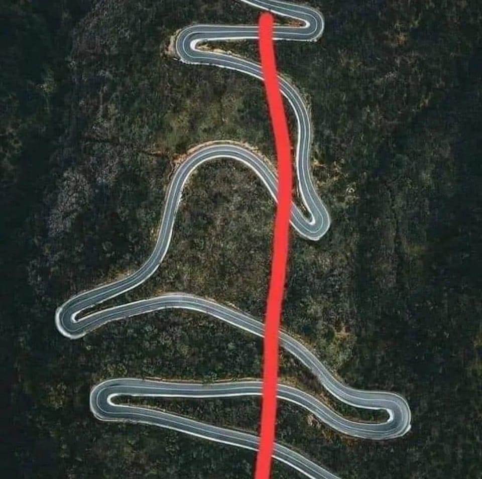 LuisSilvaGG's tweet image. Las carreteras están así porque el suelo no es apto para hacer una recta, por lo tanto, se desplaza de esa manera evitando así la fragmentación y las grietas que se pueden formar en mi corazón al saber que tú y yo no vamos a pasar Navidad y fin de año juntos, mi amor.