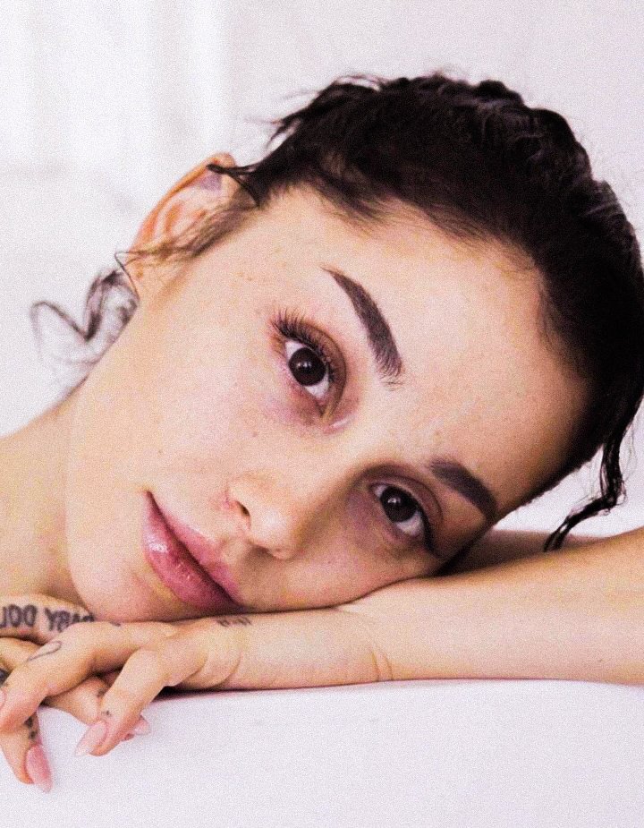 juridicoariola's tweet photo. ela provando ser a mulher mais linda do mundo mesmo sem maquiagem https://t.co/U89MnlQUIb