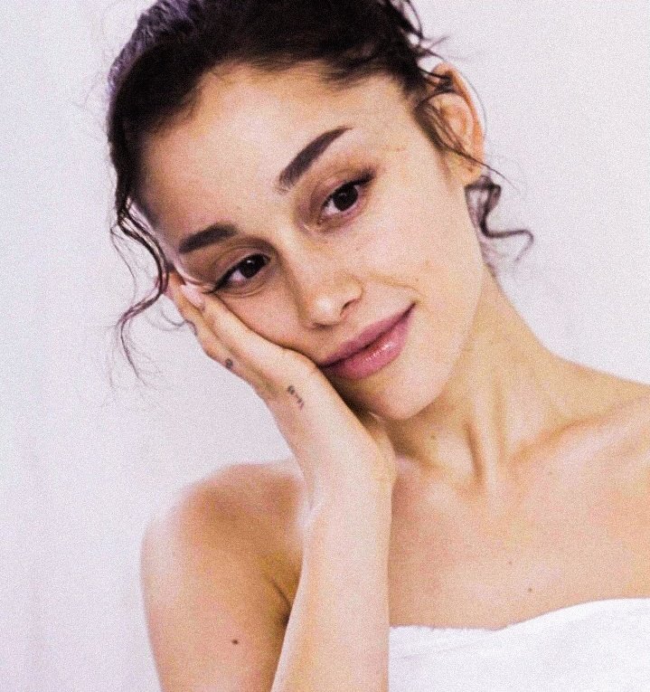 juridicoariola's tweet photo. ela provando ser a mulher mais linda do mundo mesmo sem maquiagem https://t.co/U89MnlQUIb