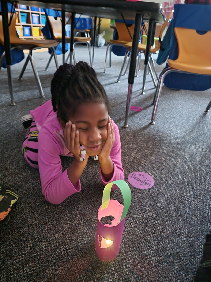 CaritoMonteale1's tweet photo. December 7th is the "Día de las velitas", a beautiful tradition in Colombia.🇨🇴 Students had fun creating the "faroles", lighting the candles, making their wishes, and learning about Colombia.
#unitingourworld @ParticipateLrng @JeffreysGroveES https://t.co/3GrVhTdO3q