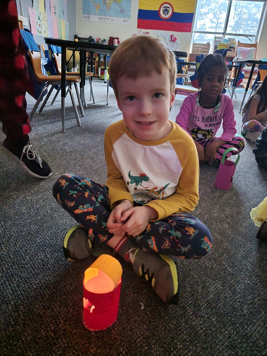 CaritoMonteale1's tweet photo. December 7th is the "Día de las velitas", a beautiful tradition in Colombia.🇨🇴 Students had fun creating the "faroles", lighting the candles, making their wishes, and learning about Colombia.
#unitingourworld @ParticipateLrng @JeffreysGroveES https://t.co/3GrVhTdO3q