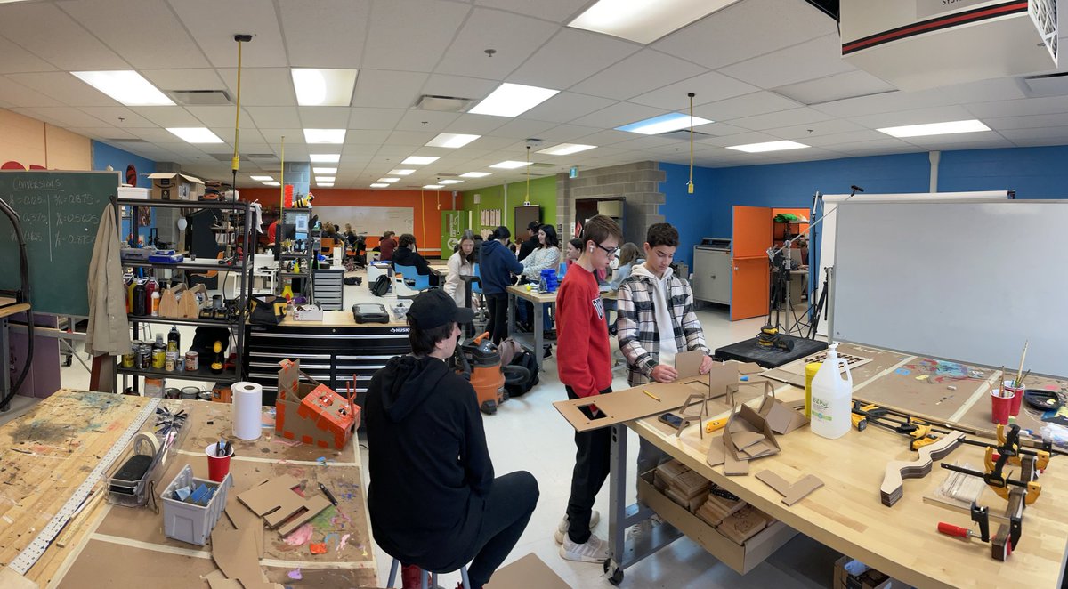 #MakerEd summed up in one pic! Four different classes of students from all grades working on different projects all in one #makerspace. The <a href="/FHSkats/">Fredericton High School</a> #Innovation Lab is always a busy place 😀 <a href="/brilliant_labs/">Brilliant Labs / Labos Créatifs</a>