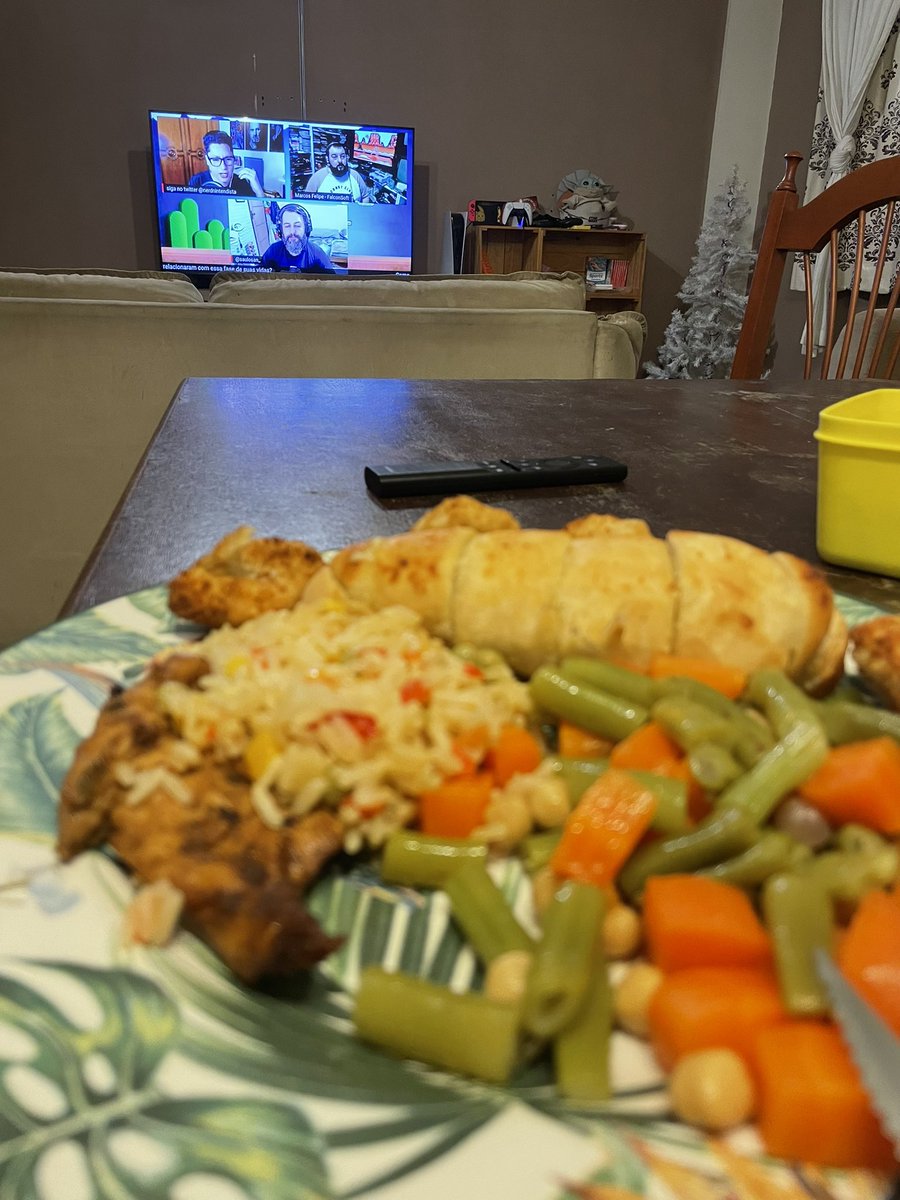 Eu e o Andre jantando nos pratos novos e assistindo a live o <a href="/nerdnintendista/">Nerd Nintendista 👾🚩</a>!!

#LiveNintendista