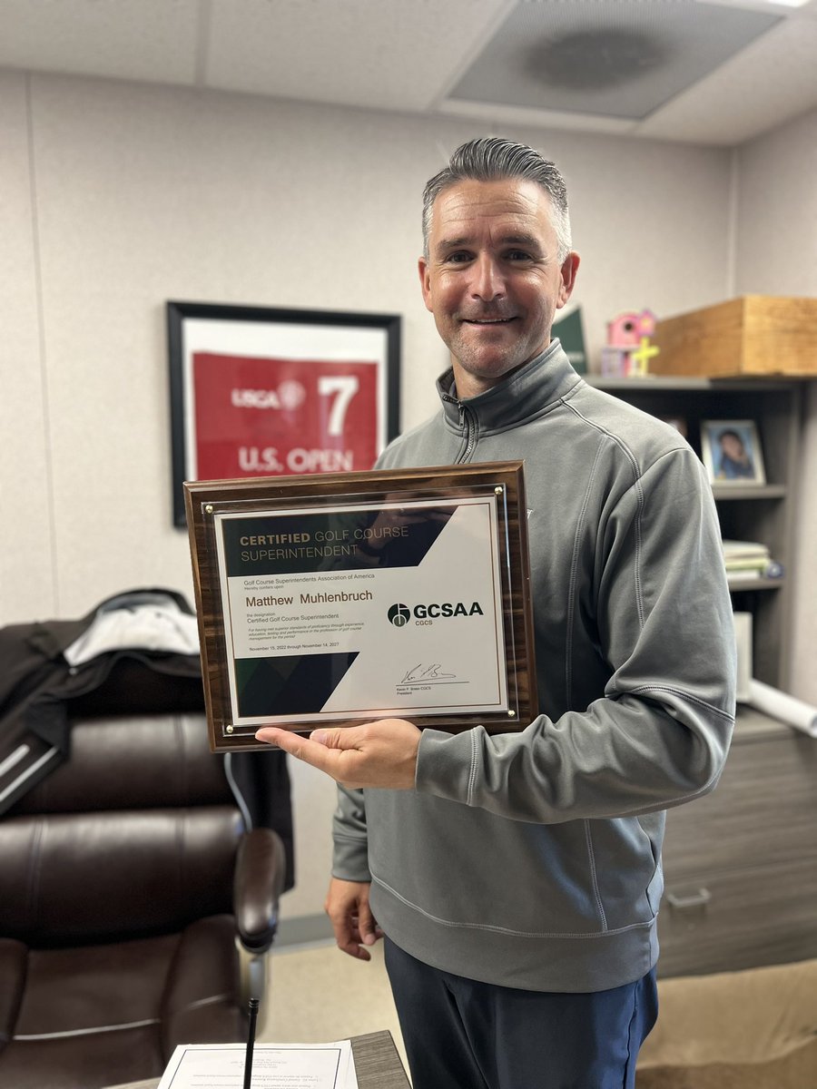 lbizzz's tweet image. Another certification here at Hillcrest! Big congrats to @MuhlenbruchMatt on becoming a Certified Golf Course Superintendent!!! @GCSAA 🍻 #CGCS