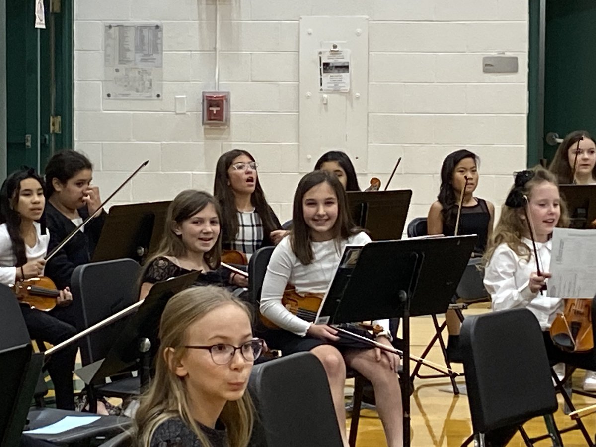 MMarzan5's tweet photo. Love seeing my 5th graders performing! @D59SaltCreek https://t.co/7yi3EnOX9g