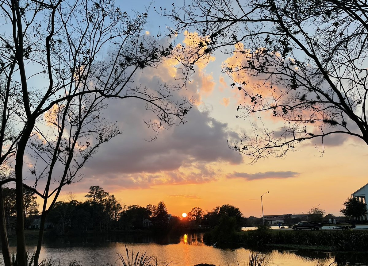 telhiard's tweet photo. Wednesday happiness #sunset #lsulakes #maggiemay #onlylouisiana https://t.co/26kKGmFYO4