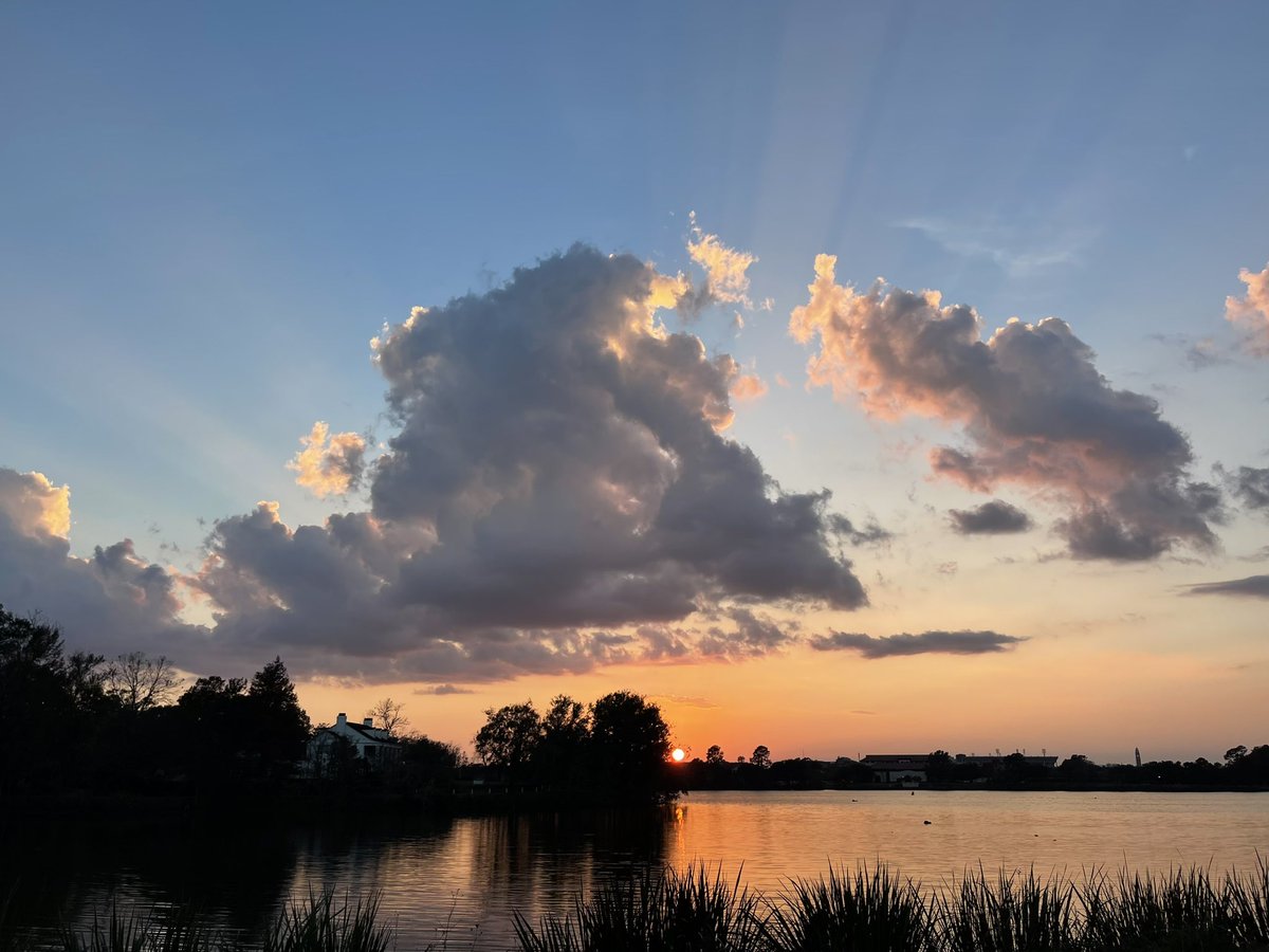 telhiard's tweet photo. Wednesday happiness #sunset #lsulakes #maggiemay #onlylouisiana https://t.co/26kKGmFYO4